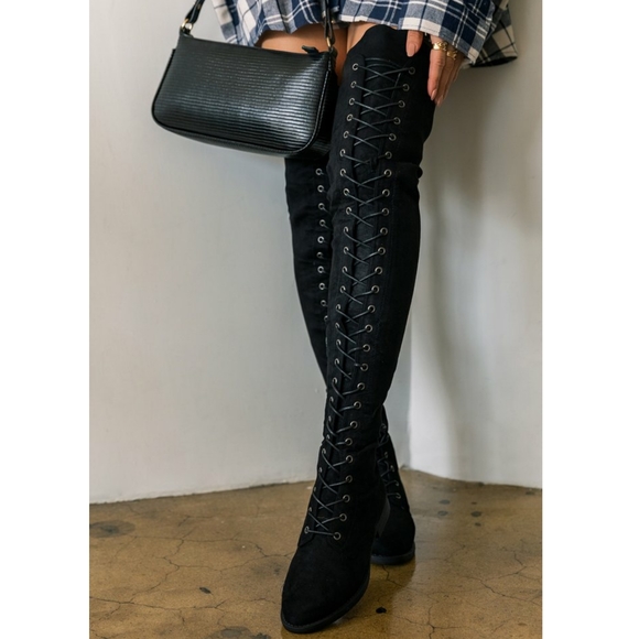 𝙇𝙖𝙨𝙩 7.5 🖤🎥High Standards
Lace Up Boot - Picture 7 of 10